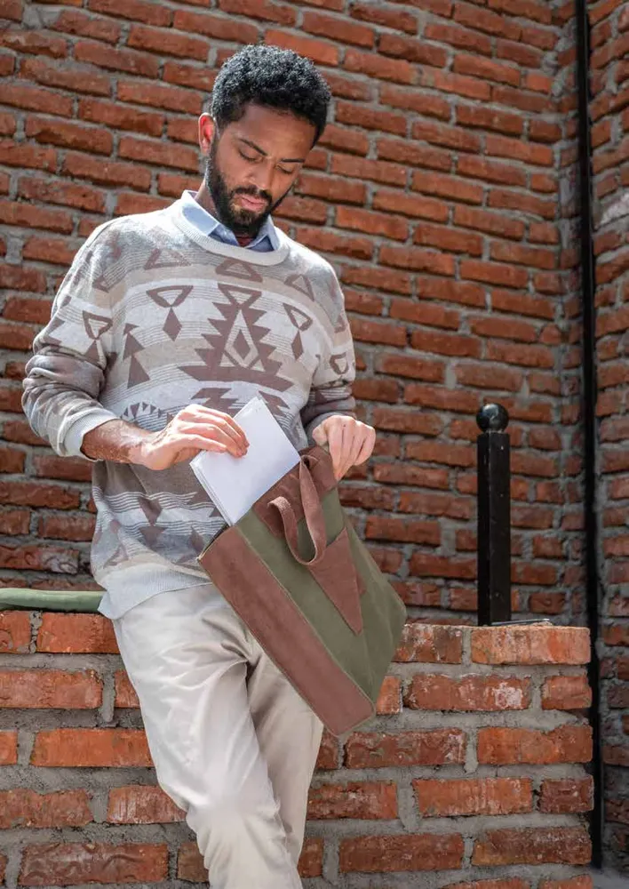 Man carrying The Executive tote